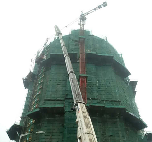 罗城吊车在工地上作业